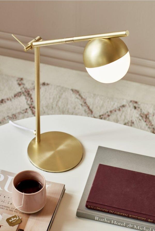 złota lampka stołowa do salonu aranżacja