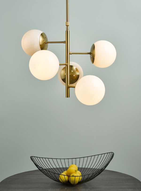 złota lampa nad okrągły stół nowoczesna