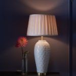 ceramiczna kremowa lampa stołowa z abażurem