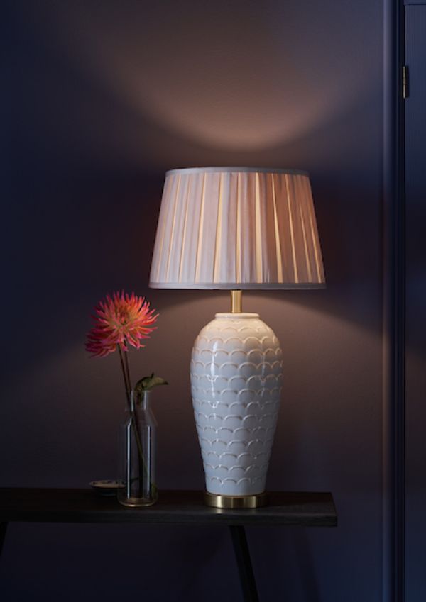 ceramiczna kremowa lampa stołowa z abażurem