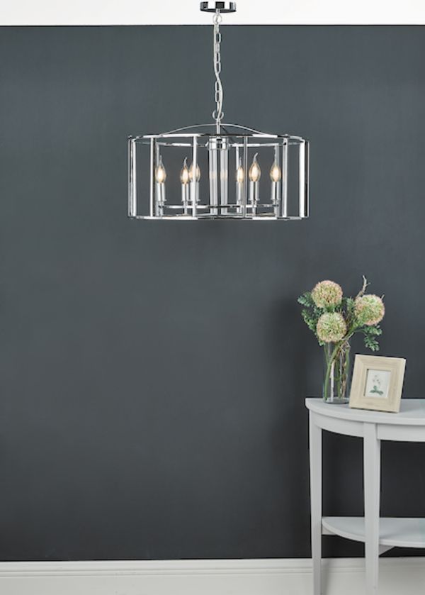 srebrna ażurowa lampa wisząca klasyczna na ciemnej ścianie
