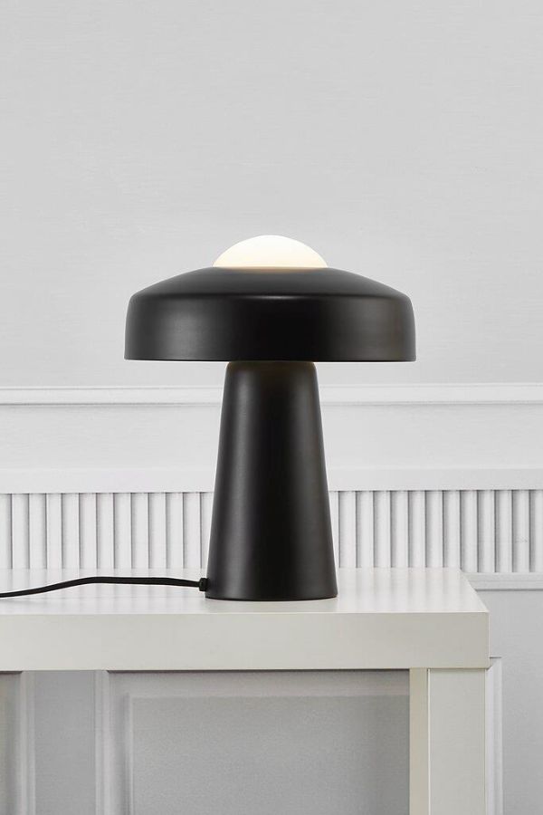 nowoczesna czarna lampa stołowa