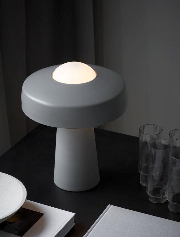 szara designerska lampa stołowa