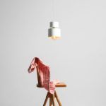 Lampa wisząca nad marmurowy stolik w salonie - Kadm