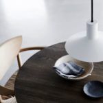 biała lampa wisząca nad okrągły stół