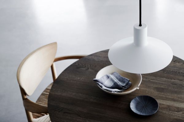 biała lampa wisząca nad okrągły stół