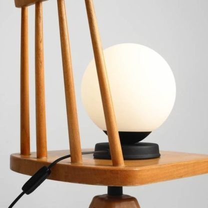 czarna lampa stołowa ze szklanym kloszem