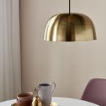 złota lampa wisząca nad stół w jadalni - Cera