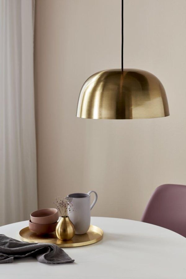 złota lampa wisząca nad stół