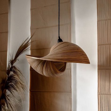 bambusowa lampa z bali do salonu - monnarita