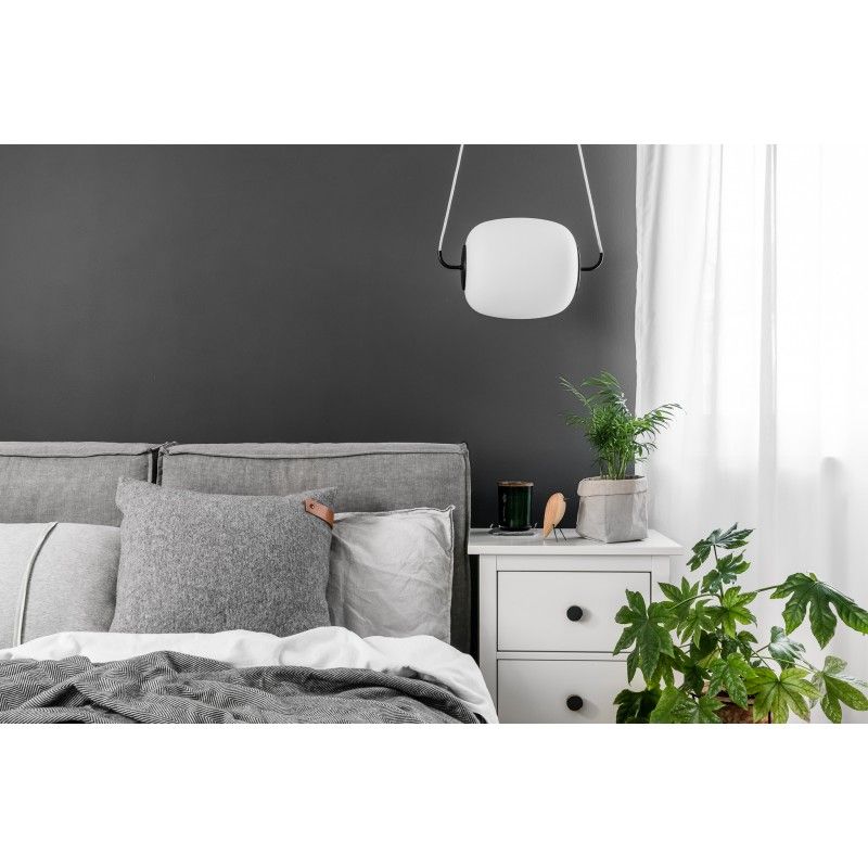 biała lampa w szarej sypialni aranżacja