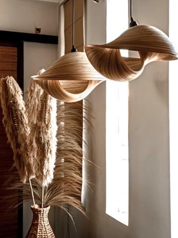 designerska lampa wisząca z bambusa