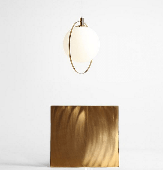 lampa wisząca ze złotym okręgiem