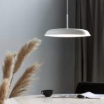 Płaska biała lampa nad stół aranżacja - Piso