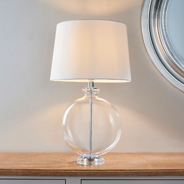 szklana lampa stołowa na komodę