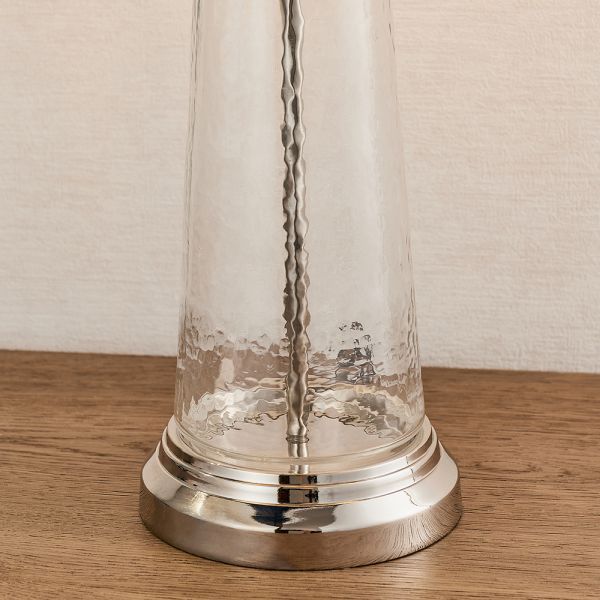 szklana lampa stołowa