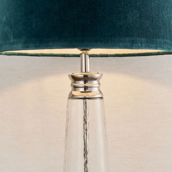 szklana lampa z turkusowym abażurem
