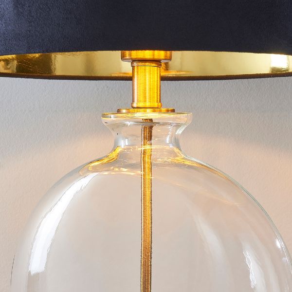 szklana lampa ze złotymi detalami