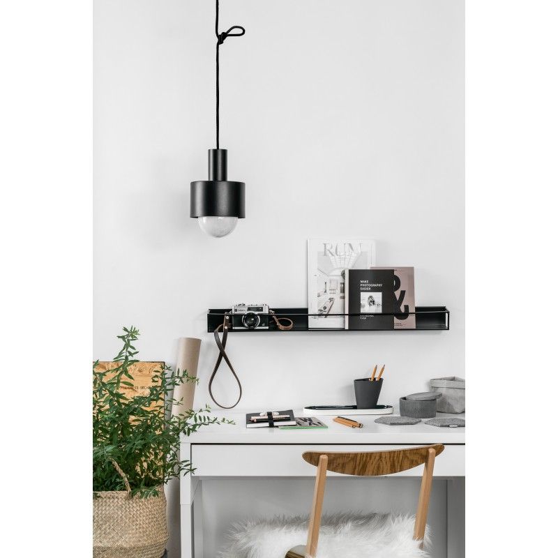 czarna lampa wisząca nad blat biurka
