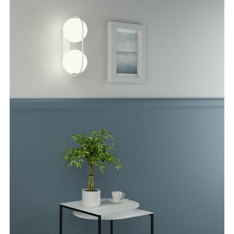 szklana lampa na niebieskiej ścianie przedpokój
