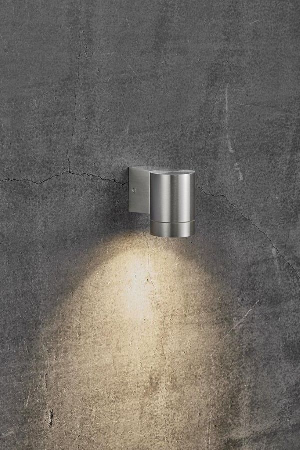 srebrny kinkiet na betonowej ścianie