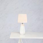 biała porcelanowa lampa stołowa