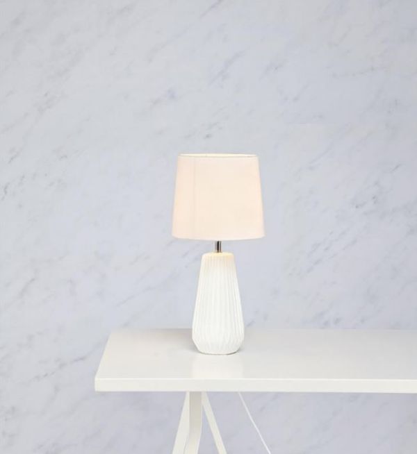 biała porcelanowa lampa stołowa