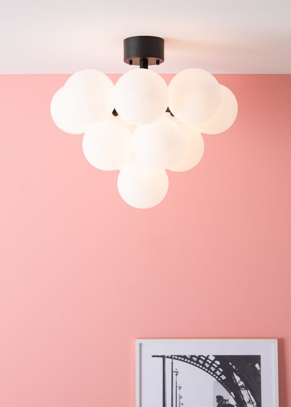 nowoczesna lampa wisząca różowe ściany