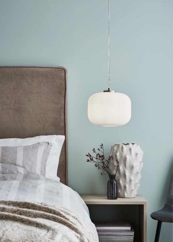biała lampa w błękitnej sypialni aranżacja