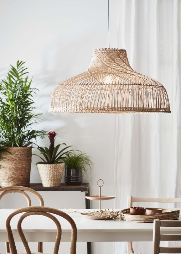 bambusowa lampa wisząca nad stół