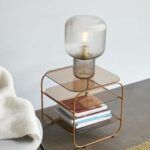 Szklana lampa stołowa na szklanym stoliku