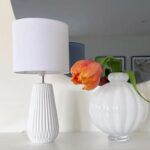 Biała ceramiczna lampa stołowa Nicci - do salonu