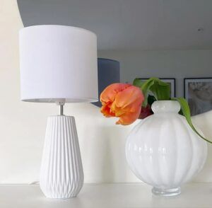 Ceramiczna lampa stołowa Nicci - biała, z abażurem