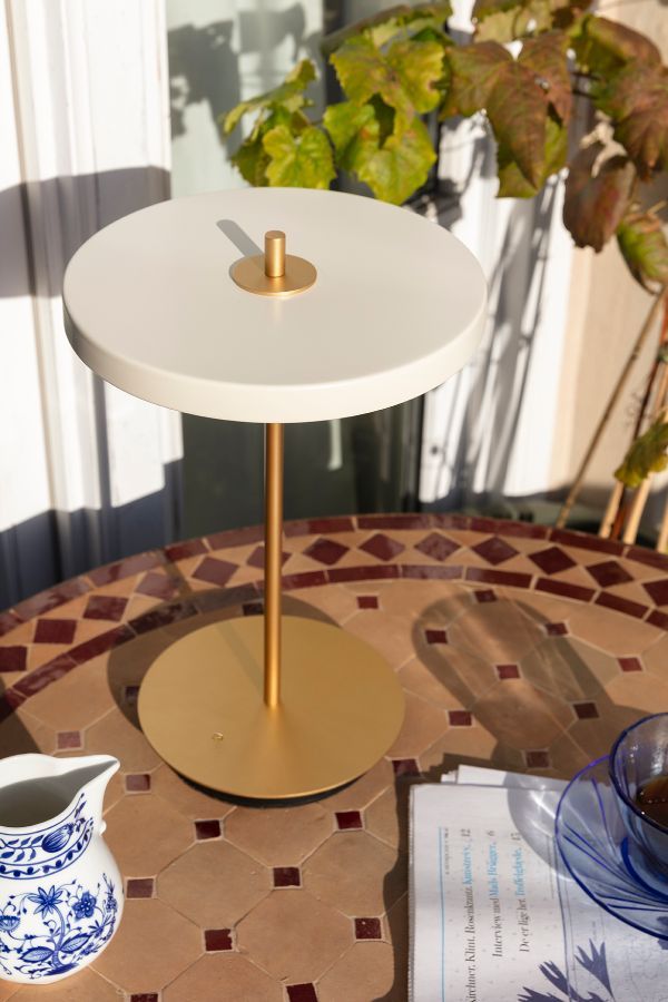 biała lampka stołowa z baterią
