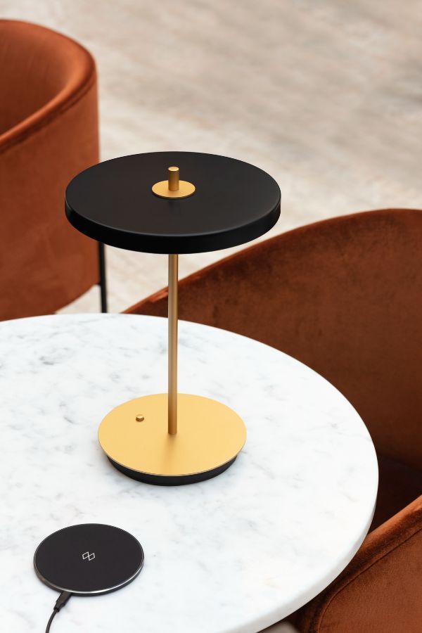Elegancka lampa stołowa bez kabla przenośna