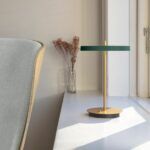 Lampa stołowa na parapecie z podstawą w kolorze mosiadzu i zielonym kloszem