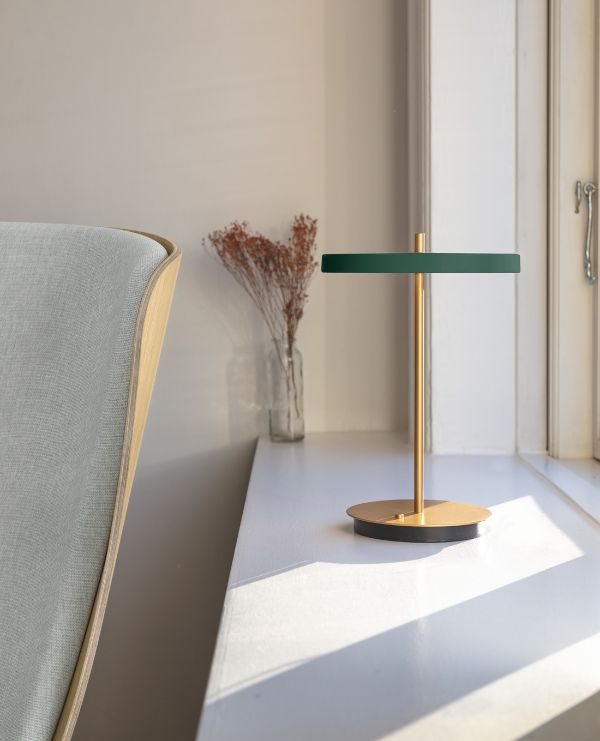 Lampa stołowa z podstawą w kolorze mosiadzu i zielonym kloszem