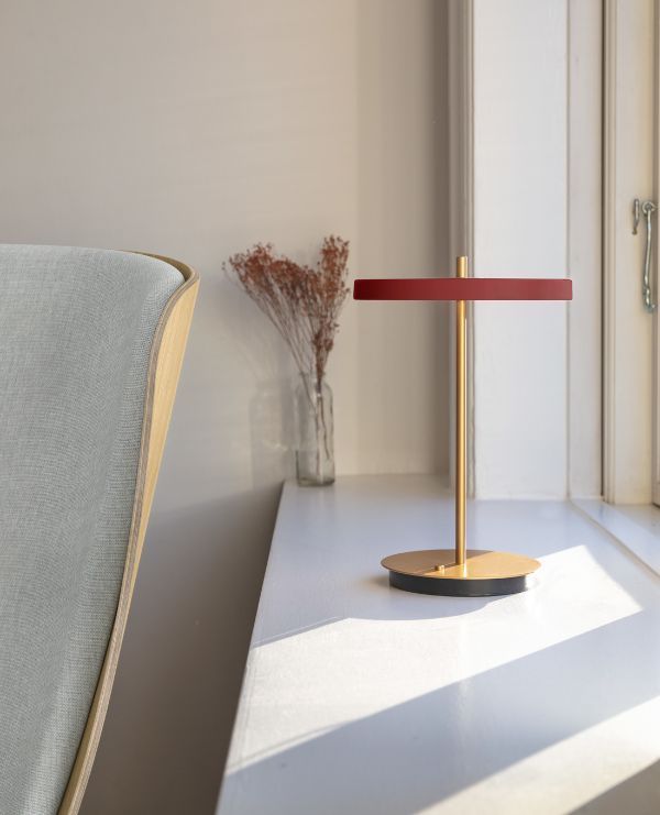 Elegancka lampa stołowa z bordowym kloszem