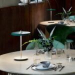 Elegancka lampa stołowa z ciemnozielonym kloszem