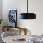czarna lampa wisząca nad stół aranżacja