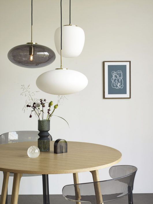 szklane lampy nad okrągły stół