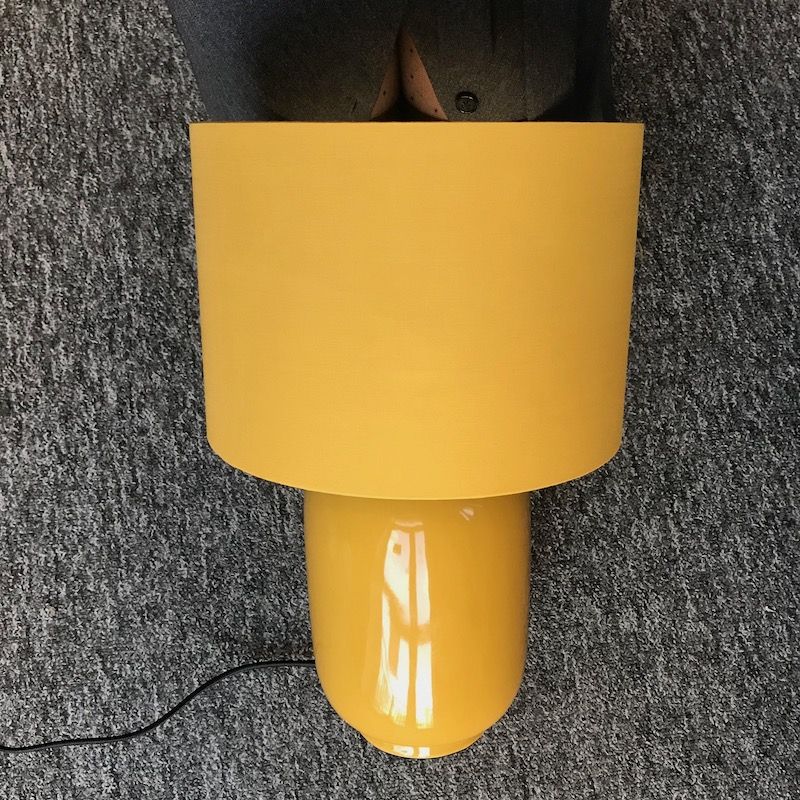 musztardowa lampa stołowa ceramiczna na komodę do korytarza