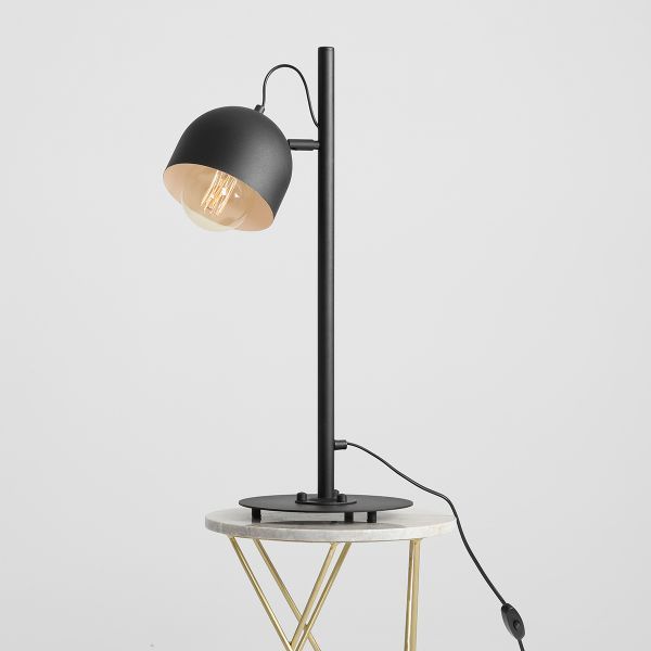 czarna nowoczesna lampa na biurko