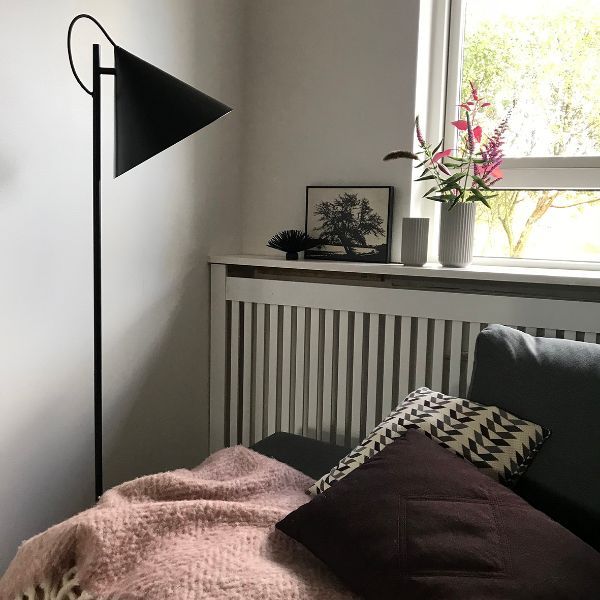 czarna lampa podłogowa do sypialni aranżacja