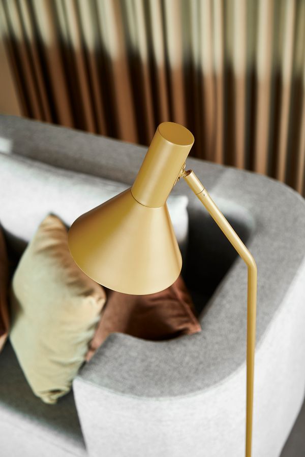 musztardowa lampa podłogowa szara sofa salon