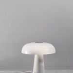 biała lampa stołowa z marmuru