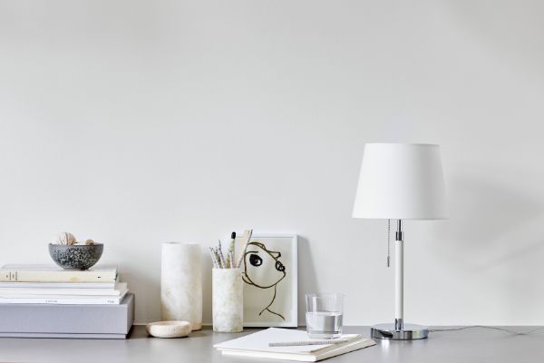 biała lampa stołowa z abażurem