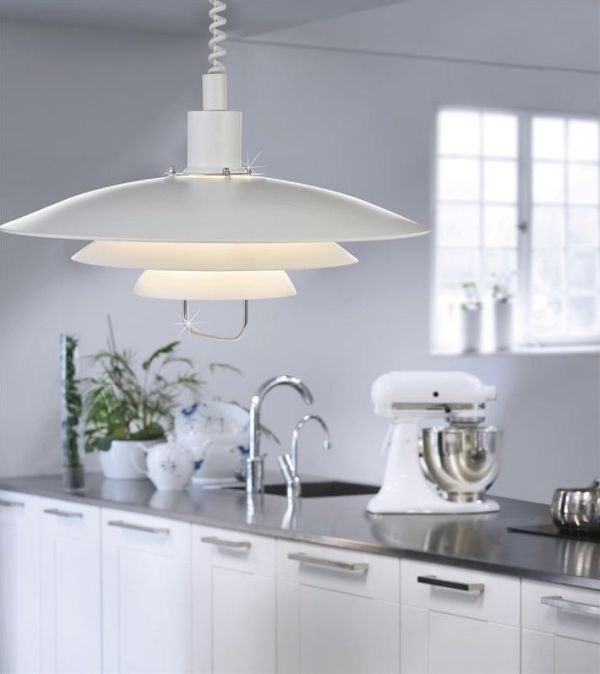 biała lampa wisząca w białej kuchni