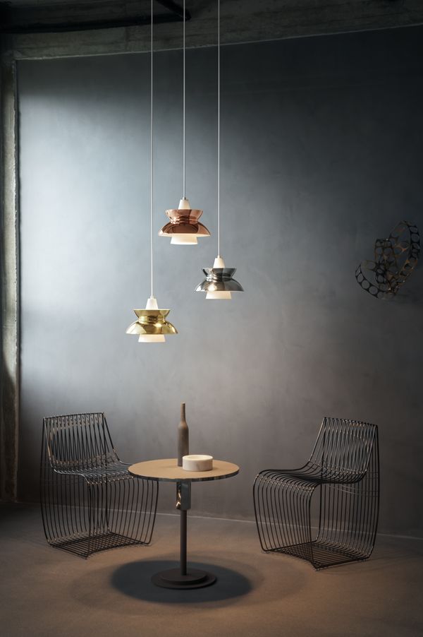 metaliczne lampy nad okrągłym stołem