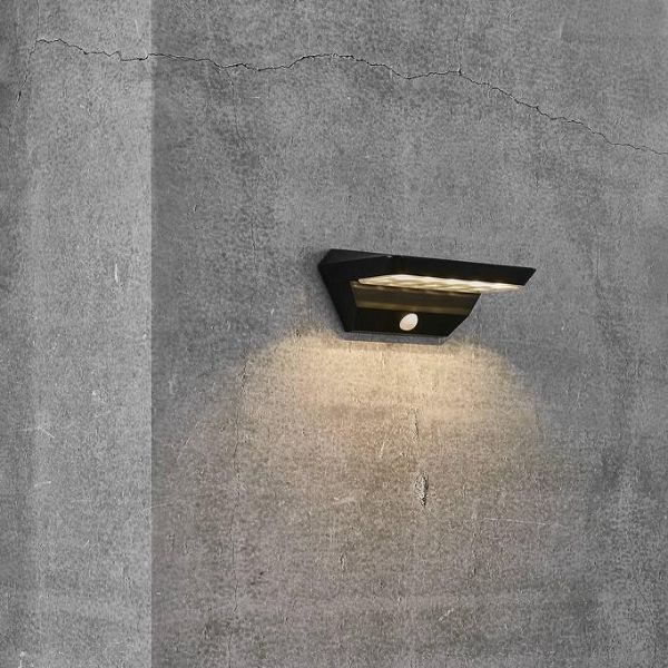 kinkiet solarny na betonowej ścianie